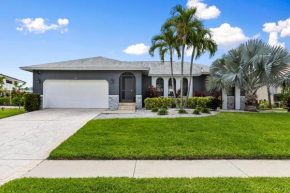 Luxurious Waterfront Oasis in Marco Island - Perfect for Families and Friends